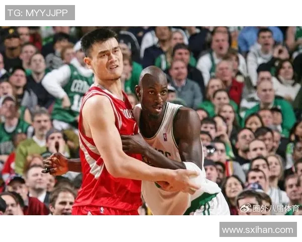 姚明对加内特的深刻评价与两位篮球巨星的传奇对决回顾