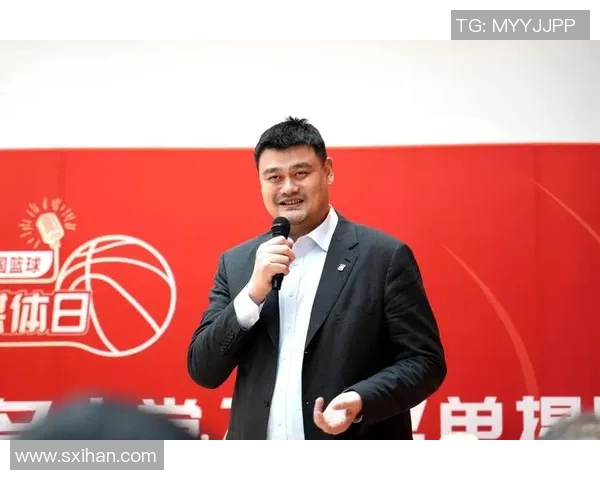 姚明的后背承载的梦想与坚持展现了篮球巨星的奋斗历程与人生哲学
