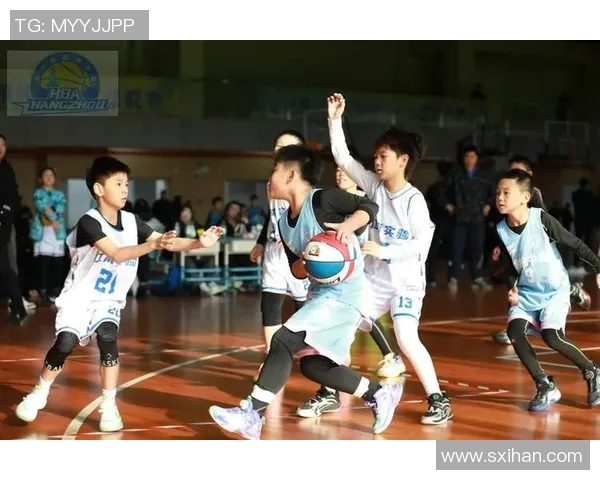 食堂姚明打球引发热潮学生们纷纷模仿展现篮球才华 食堂姚明打球引发热潮学生们纷纷模仿展现篮球才华