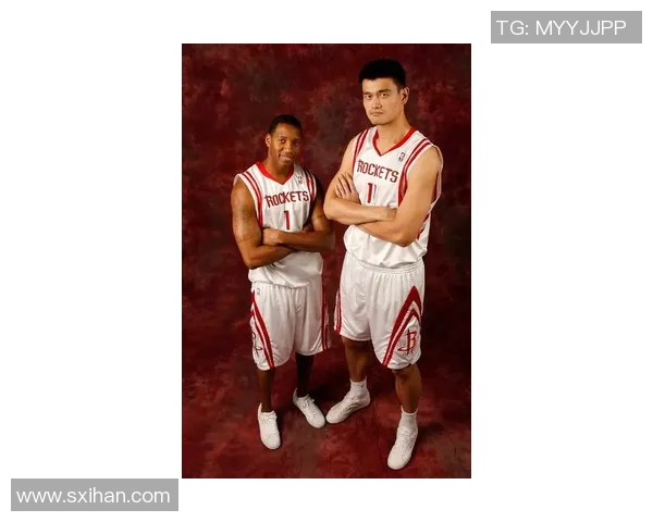 姚明与马盖蒂的巅峰对决:篮球场上的传奇较量与友谊的交织 姚明与马盖蒂的巅峰对决:篮球场上的传奇较量与友谊的交织