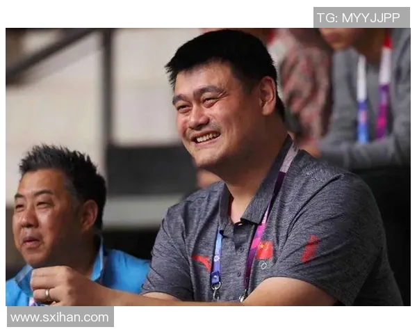 姚明惊喜现身夜市与市民亲密互动引发热烈反响