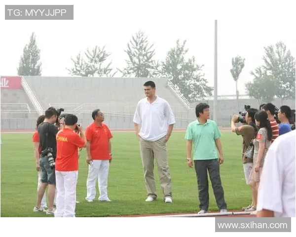 阿龙姚明携手共创篮球传奇故事展现体育精神与友谊的力量 阿龙姚明携手共创篮球传奇故事展现体育精神与友谊的力量