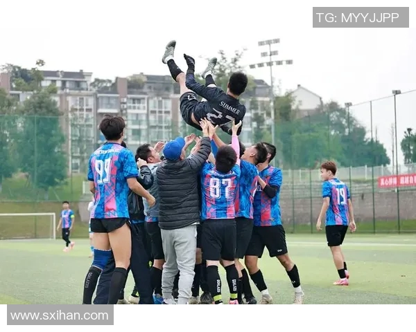 足球明星进球后激情奔向队友庆祝瞬间展现团队精神与默契配合